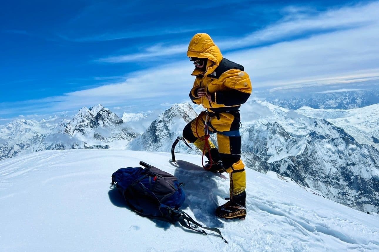 Алина Пекова в защитной экипировке на вершине Броуд-Пик (8051 метр над уровнем моря)