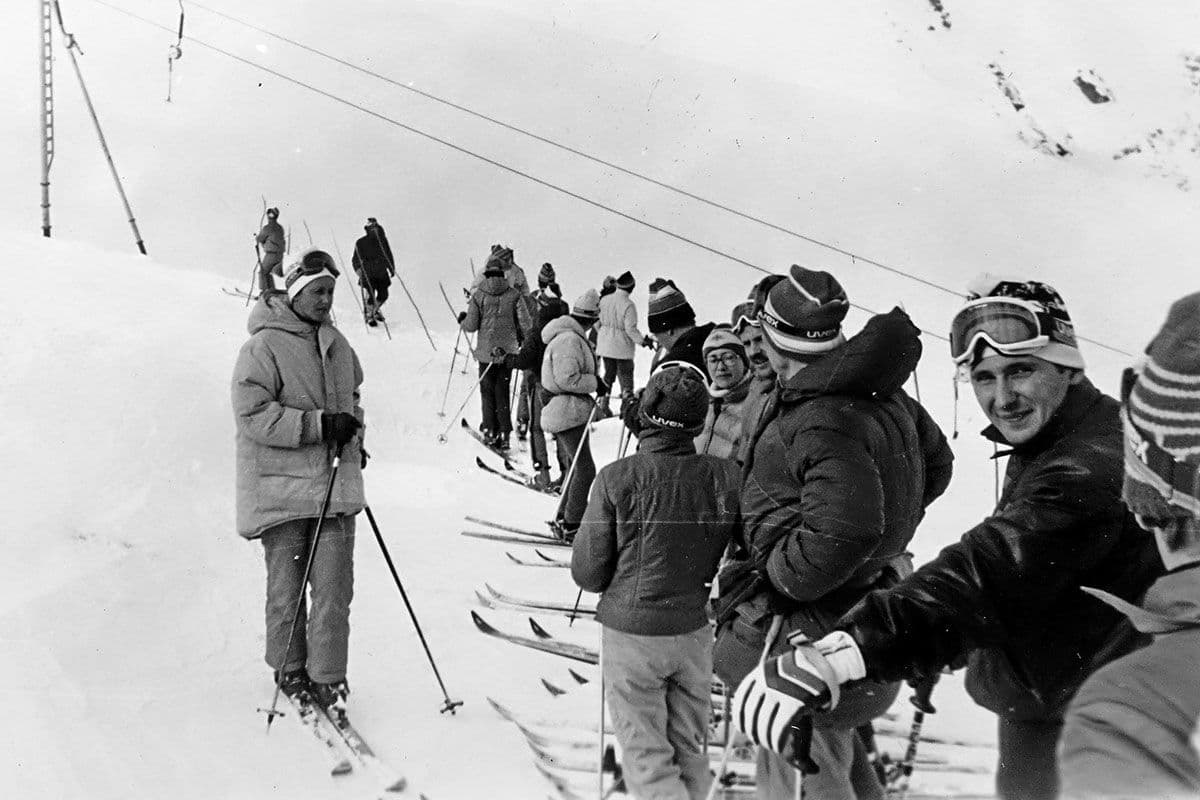 Очередь на бугель. «Чегет», первая половина 1980-х. Инструкторов можно было легко узнать по пуховкам ВЦСПС и повязкам на рукаве